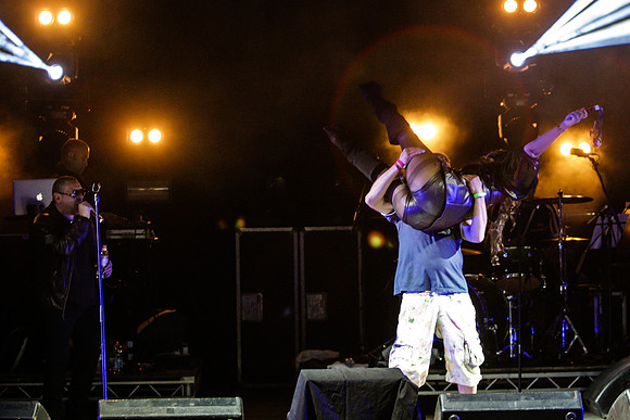 Bez lifts Rowetta! Happy Mondays